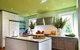 Глянцевый цветной потолок на кухне