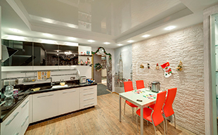 Белый натяжной потолок на кухне