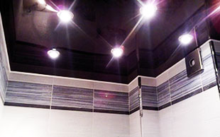 Цветной глянцевый потолок в ванной